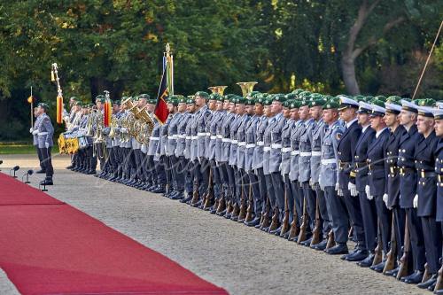 Militärische Ehren am Schloss Bellevue anlässlich des Besuches von  Präsidenten der Vereinigten Staaten von Amerika, Joseph R. Biden - Schloss Bellevue in Berlin / Berlin / Deutschland am 18.10.24 © Ulrich Stamm