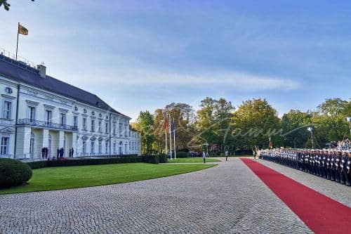 Militärische Ehren am Schloss Bellevue anlässlich des Besuches von  Präsidenten der Vereinigten Staaten von Amerika, Joseph R. Biden - Schloss Bellevue in Berlin / Berlin / Deutschland am 18.10.24 © Ulrich Stamm