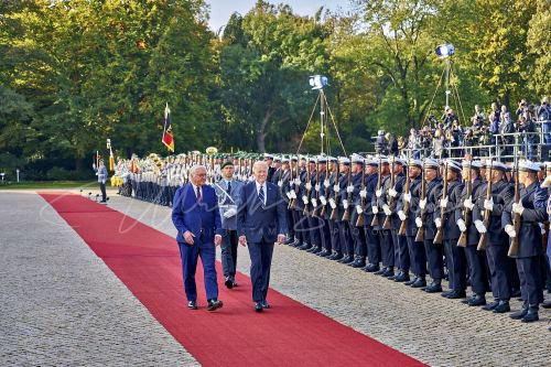 Militärische Ehren am Schloss Bellevue anlässlich des Besuches von  Präsidenten der Vereinigten Staaten von Amerika, Joseph R. Biden - Schloss Bellevue in Berlin / Berlin / Deutschland am 18.10.24 © Ulrich Stamm