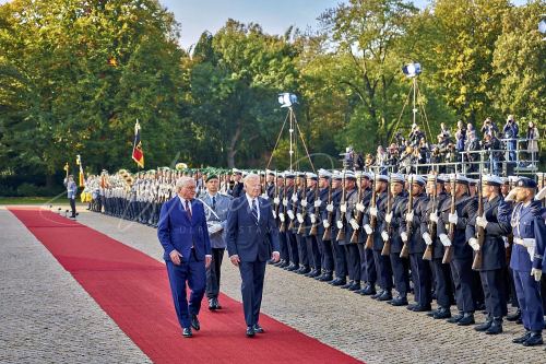 Militärische Ehren am Schloss Bellevue anlässlich des Besuches von  Präsidenten der Vereinigten Staaten von Amerika, Joseph R. Biden - Schloss Bellevue in Berlin / Berlin / Deutschland am 18.10.24 © Ulrich Stamm