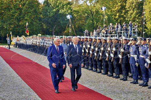 Militärische Ehren am Schloss Bellevue anlässlich des Besuches von  Präsidenten der Vereinigten Staaten von Amerika, Joseph R. Biden - Schloss Bellevue in Berlin / Berlin / Deutschland am 18.10.24 © Ulrich Stamm