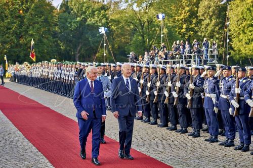 Militärische Ehren am Schloss Bellevue anlässlich des Besuches von  Präsidenten der Vereinigten Staaten von Amerika, Joseph R. Biden - Schloss Bellevue in Berlin / Berlin / Deutschland am 18.10.24 © Ulrich Stamm