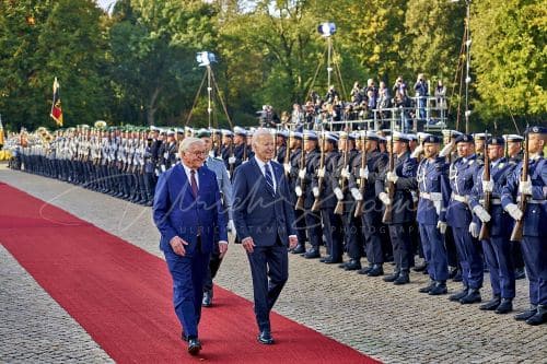 Militärische Ehren am Schloss Bellevue anlässlich des Besuches von  Präsidenten der Vereinigten Staaten von Amerika, Joseph R. Biden - Schloss Bellevue in Berlin / Berlin / Deutschland am 18.10.24 © Ulrich Stamm