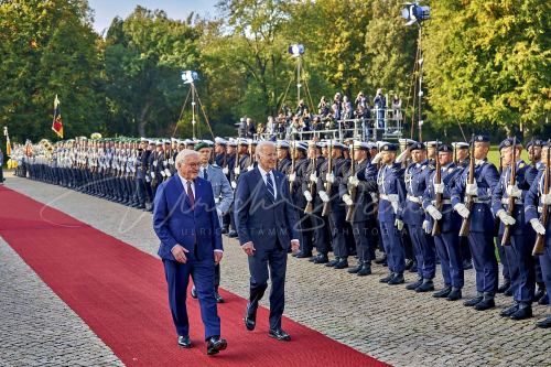 Militärische Ehren am Schloss Bellevue anlässlich des Besuches von  Präsidenten der Vereinigten Staaten von Amerika, Joseph R. Biden - Schloss Bellevue in Berlin / Berlin / Deutschland am 18.10.24 © Ulrich Stamm