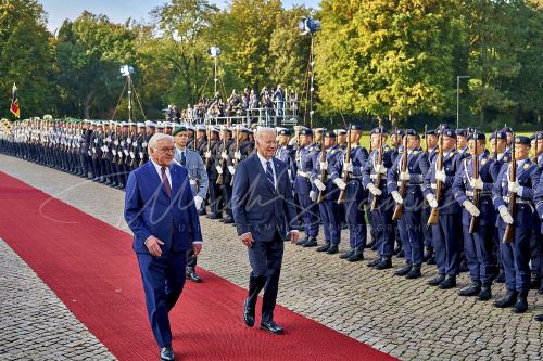 Militärische Ehren am Schloss Bellevue anlässlich des Besuches von  Präsidenten der Vereinigten Staaten von Amerika, Joseph R. Biden - Schloss Bellevue in Berlin / Berlin / Deutschland am 18.10.24 © Ulrich Stamm