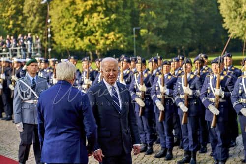 Militärische Ehren am Schloss Bellevue anlässlich des Besuches von  Präsidenten der Vereinigten Staaten von Amerika, Joseph R. Biden - Schloss Bellevue in Berlin / Berlin / Deutschland am 18.10.24 © Ulrich Stamm