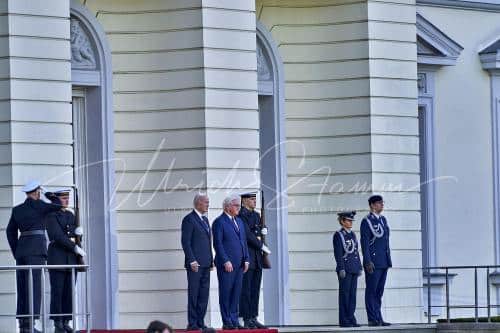 Militärische Ehren am Schloss Bellevue anlässlich des Besuches von  Präsidenten der Vereinigten Staaten von Amerika, Joseph R. Biden - Schloss Bellevue in Berlin / Berlin / Deutschland am 18.10.24