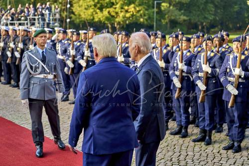 Militärische Ehren am Schloss Bellevue anlässlich des Besuches von  Präsidenten der Vereinigten Staaten von Amerika, Joseph R. Biden - Schloss Bellevue in Berlin / Berlin / Deutschland am 18.10.24 © Ulrich Stamm