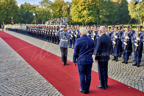 Militärische Ehren am Schloss Bellevue anlässlich des Besuches von  Präsidenten der Vereinigten Staaten von Amerika, Joseph R. Biden - Schloss Bellevue in Berlin / Berlin / Deutschland am 18.10.24 © Ulrich Stamm