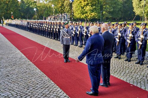 Militärische Ehren am Schloss Bellevue anlässlich des Besuches von  Präsidenten der Vereinigten Staaten von Amerika, Joseph R. Biden - Schloss Bellevue in Berlin / Berlin / Deutschland am 18.10.24 © Ulrich Stamm