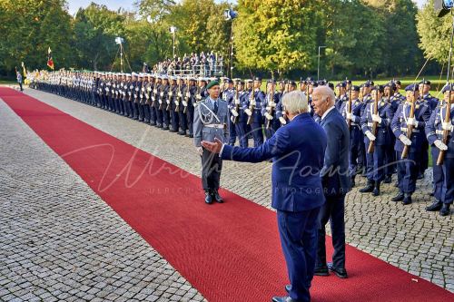 Militärische Ehren am Schloss Bellevue anlässlich des Besuches von  Präsidenten der Vereinigten Staaten von Amerika, Joseph R. Biden - Schloss Bellevue in Berlin / Berlin / Deutschland am 18.10.24 © Ulrich Stamm