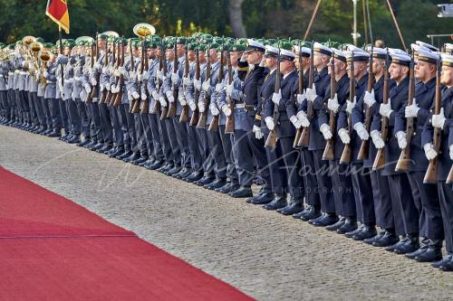 Militärische Ehren am Schloss Bellevue anlässlich des Besuches von  Präsidenten der Vereinigten Staaten von Amerika, Joseph R. Biden - Schloss Bellevue in Berlin / Berlin / Deutschland am 18.10.24 © Ulrich Stamm