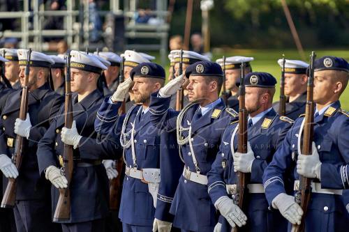 Militärische Ehren am Schloss Bellevue anlässlich des Besuches von  Präsidenten der Vereinigten Staaten von Amerika, Joseph R. Biden - Schloss Bellevue in Berlin / Berlin / Deutschland am 18.10.24 © Ulrich Stamm