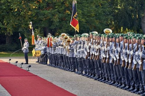 Militärische Ehren am Schloss Bellevue anlässlich des Besuches von  Präsidenten der Vereinigten Staaten von Amerika, Joseph R. Biden - Schloss Bellevue in Berlin / Berlin / Deutschland am 18.10.24 © Ulrich Stamm