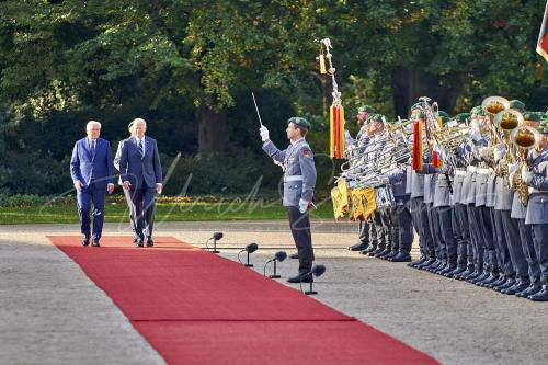 Militärische Ehren am Schloss Bellevue anlässlich des Besuches von  Präsidenten der Vereinigten Staaten von Amerika, Joseph R. Biden - Schloss Bellevue in Berlin / Berlin / Deutschland am 18.10.24 © Ulrich Stamm