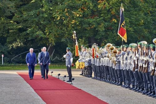 Militärische Ehren am Schloss Bellevue anlässlich des Besuches von  Präsidenten der Vereinigten Staaten von Amerika, Joseph R. Biden - Schloss Bellevue in Berlin / Berlin / Deutschland am 18.10.24 © Ulrich Stamm