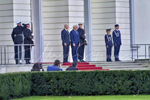 Militärische Ehren am Schloss Bellevue anlässlich des Besuches von  Präsidenten der Vereinigten Staaten von Amerika, Joseph R. Biden - Schloss Bellevue in Berlin / Berlin / Deutschland am 18.10.24 © Ulrich Stamm