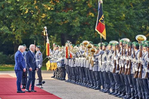 Militärische Ehren am Schloss Bellevue anlässlich des Besuches von  Präsidenten der Vereinigten Staaten von Amerika, Joseph R. Biden - Schloss Bellevue in Berlin / Berlin / Deutschland am 18.10.24 © Ulrich Stamm