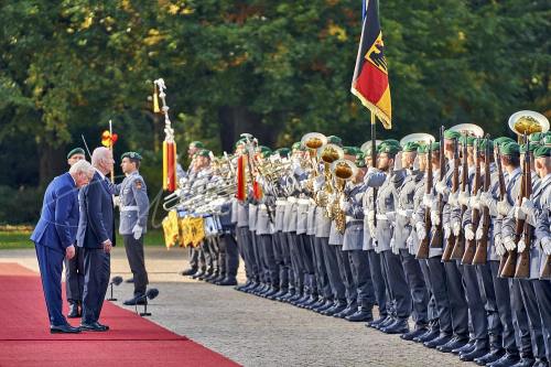 Militärische Ehren am Schloss Bellevue anlässlich des Besuches von  Präsidenten der Vereinigten Staaten von Amerika, Joseph R. Biden - Schloss Bellevue in Berlin / Berlin / Deutschland am 18.10.24 © Ulrich Stamm