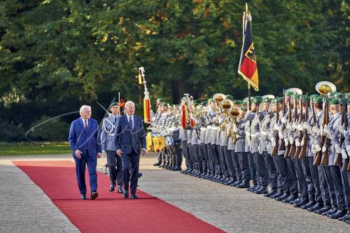 Militärische Ehren am Schloss Bellevue anlässlich des Besuches von  Präsidenten der Vereinigten Staaten von Amerika, Joseph R. Biden - Schloss Bellevue in Berlin / Berlin / Deutschland am 18.10.24 © Ulrich Stamm