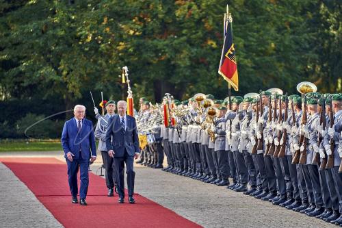 Militärische Ehren am Schloss Bellevue anlässlich des Besuches von  Präsidenten der Vereinigten Staaten von Amerika, Joseph R. Biden - Schloss Bellevue in Berlin / Berlin / Deutschland am 18.10.24 © Ulrich Stamm