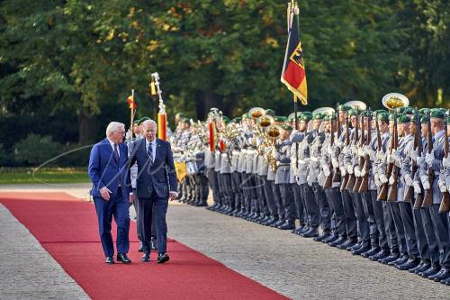 Militärische Ehren am Schloss Bellevue anlässlich des Besuches von  Präsidenten der Vereinigten Staaten von Amerika, Joseph R. Biden - Schloss Bellevue in Berlin / Berlin / Deutschland am 18.10.24 © Ulrich Stamm