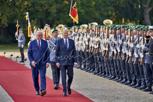 Militärische Ehren am Schloss Bellevue anlässlich des Besuches von  Präsidenten der Vereinigten Staaten von Amerika, Joseph R. Biden - Schloss Bellevue in Berlin / Berlin / Deutschland am 18.10.24 © Ulrich Stamm