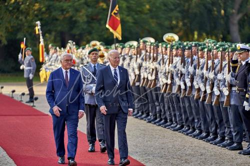 Militärische Ehren am Schloss Bellevue anlässlich des Besuches von  Präsidenten der Vereinigten Staaten von Amerika, Joseph R. Biden - Schloss Bellevue in Berlin / Berlin / Deutschland am 18.10.24 © Ulrich Stamm