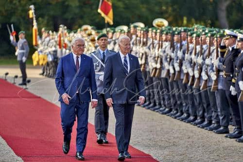 Militärische Ehren am Schloss Bellevue anlässlich des Besuches von  Präsidenten der Vereinigten Staaten von Amerika, Joseph R. Biden - Schloss Bellevue in Berlin / Berlin / Deutschland am 18.10.24 © Ulrich Stamm