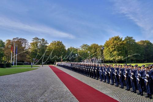 Militärische Ehren am Schloss Bellevue anlässlich des Besuches von  Präsidenten der Vereinigten Staaten von Amerika, Joseph R. Biden - Schloss Bellevue in Berlin / Berlin / Deutschland am 18.10.24 © Ulrich Stamm