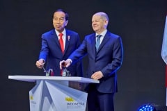 Eröffnungsrundgang über die HANNOVER MESSE 2023 mit Bundeskanzler Olaf Scholz und S.EJoko Widodo; "Präsident der Republik Indonesien   - Messegelände, Stand Indonesien Halle 2 in Hannover / Niedersachsen / Deutschland am 17.04.23 © Ulrich Stamm