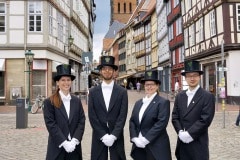 494. Schützenfest in Hannover - Einkleidung der Bruchmeisteranwärter bei Rebmann-Maßkleidung - Holzmarkt 4 in Hannover / Niedersachsen / Deutschland am 30.06.23