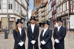 494. Schützenfest in Hannover - Einkleidung der Bruchmeisteranwärter bei Rebmann-Maßkleidung - Holzmarkt 4 in Hannover / Niedersachsen / Deutschland am 30.06.23