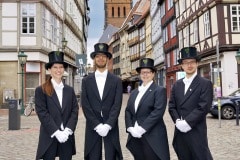 494. Schützenfest in Hannover - Einkleidung der Bruchmeisteranwärter bei Rebmann-Maßkleidung - Holzmarkt 4 in Hannover / Niedersachsen / Deutschland am 30.06.23