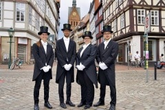 494. Schützenfest in Hannover - Einkleidung der Bruchmeisteranwärter bei Rebmann-Maßkleidung - Holzmarkt 4 in Hannover / Niedersachsen / Deutschland am 30.06.23