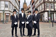 494. Schützenfest in Hannover - Einkleidung der Bruchmeisteranwärter bei Rebmann-Maßkleidung - Holzmarkt 4 in Hannover / Niedersachsen / Deutschland am 30.06.23