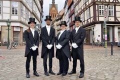 494. Schützenfest in Hannover - Einkleidung der Bruchmeisteranwärter bei Rebmann-Maßkleidung - Holzmarkt 4 in Hannover / Niedersachsen / Deutschland am 30.06.23