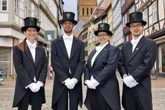 494. Schützenfest in Hannover - Einkleidung der Bruchmeisteranwärter bei Rebmann-Maßkleidung - Holzmarkt 4 in Hannover / Niedersachsen / Deutschland am 30.06.23