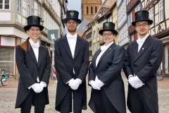 494. Schützenfest in Hannover - Einkleidung der Bruchmeisteranwärter bei Rebmann-Maßkleidung - Holzmarkt 4 in Hannover / Niedersachsen / Deutschland am 30.06.23