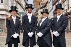 494. Schützenfest in Hannover - Einkleidung der Bruchmeisteranwärter bei Rebmann-Maßkleidung - Holzmarkt 4 in Hannover / Niedersachsen / Deutschland am 30.06.23