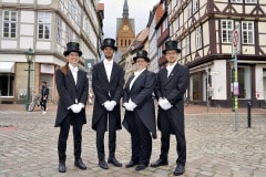 494. Schützenfest in Hannover - Einkleidung der Bruchmeisteranwärter bei Rebmann-Maßkleidung - Holzmarkt 4 in Hannover / Niedersachsen / Deutschland am 30.06.23