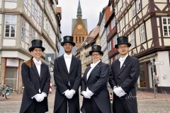 494. Schützenfest in Hannover - Einkleidung der Bruchmeisteranwärter bei Rebmann-Maßkleidung - Holzmarkt 4 in Hannover / Niedersachsen / Deutschland am 30.06.23