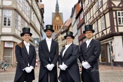 494. Schützenfest in Hannover - Einkleidung der Bruchmeisteranwärter bei Rebmann-Maßkleidung - Holzmarkt 4 in Hannover / Niedersachsen / Deutschland am 30.06.23