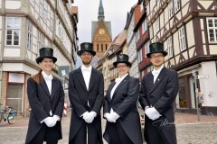 494. Schützenfest in Hannover - Einkleidung der Bruchmeisteranwärter bei Rebmann-Maßkleidung - Holzmarkt 4 in Hannover / Niedersachsen / Deutschland am 30.06.23