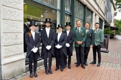 494. Schützenfest in Hannover - Einkleidung der Bruchmeisteranwärter bei Rebmann-Maßkleidung - Holzmarkt 4 in Hannover / Niedersachsen / Deutschland am 30.06.23