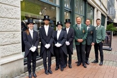 494. Schützenfest in Hannover - Einkleidung der Bruchmeisteranwärter bei Rebmann-Maßkleidung - Holzmarkt 4 in Hannover / Niedersachsen / Deutschland am 30.06.23