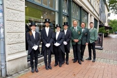 494. Schützenfest in Hannover - Einkleidung der Bruchmeisteranwärter bei Rebmann-Maßkleidung - Holzmarkt 4 in Hannover / Niedersachsen / Deutschland am 30.06.23