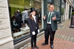 494. Schützenfest in Hannover - Einkleidung der Bruchmeisteranwärter bei Rebmann-Maßkleidung - Holzmarkt 4 in Hannover / Niedersachsen / Deutschland am 30.06.23