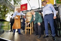 494. Schützenfest in Hannover - Fassbieranstich im Rondell auf dem Schützenplatz in Hannover / Niedersachsen / Deutschland am 30.06.23