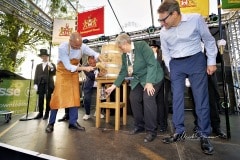494. Schützenfest in Hannover - Fassbieranstich im Rondell auf dem Schützenplatz in Hannover / Niedersachsen / Deutschland am 30.06.23